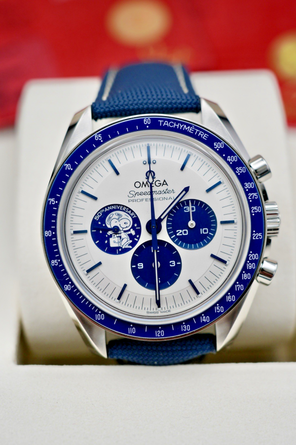 2025 OMEGA Speedmaster SILVER SNOOPY 310.32.42.50.02.001 UNWORN FULL SET - Image 3