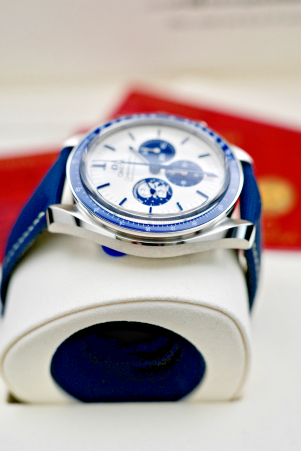 2025 OMEGA Speedmaster SILVER SNOOPY 310.32.42.50.02.001 UNWORN FULL SET - Image 6